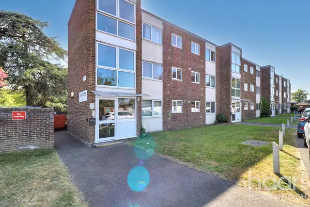 Chaplaincy Gardens, Hornchurch, RM11, photo 1