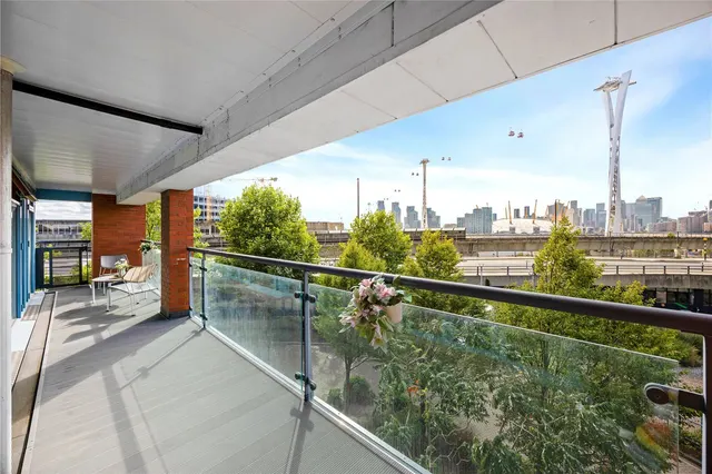Hanover Avenue, London, E16, photo 1