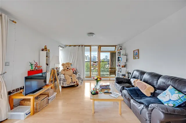 Hanover Avenue, London, E16, photo 2
