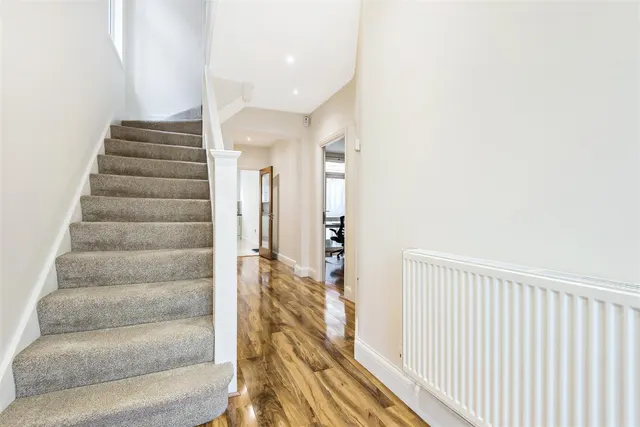 Rosslyn Crescent, Wembley, photo 3
