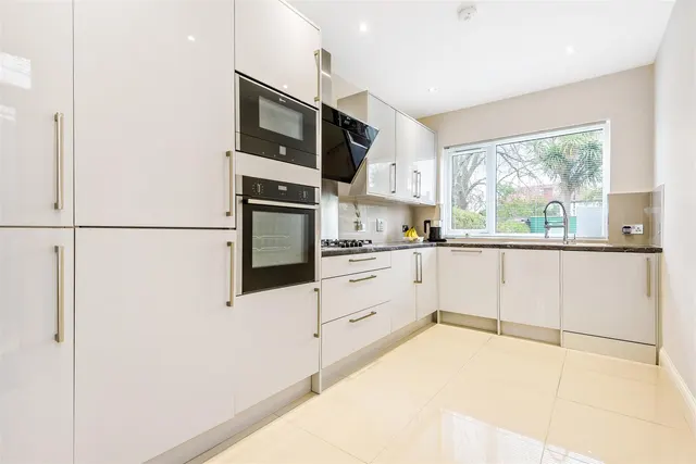 Rosslyn Crescent, Wembley, photo 2