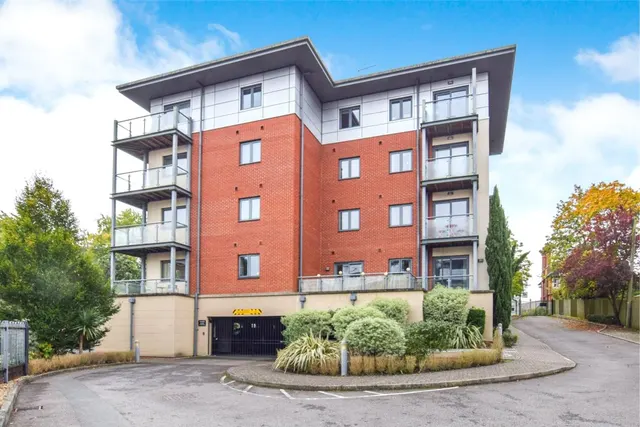 Farnborough Road, Farnborough, GU14, photo 1