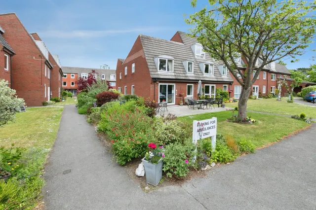 Ringwood Road, Ferndown, photo 1