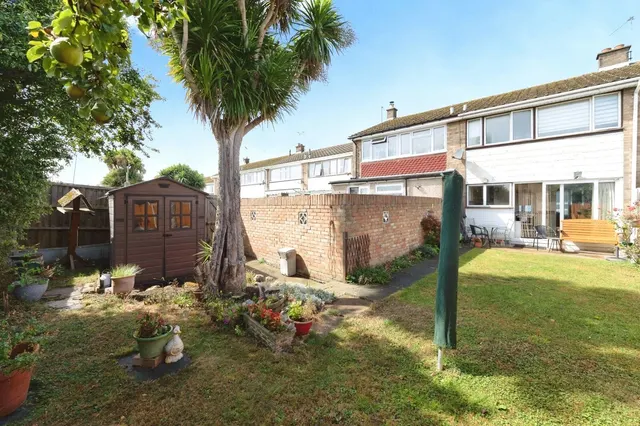 Photo 2 — Byron Gardens, Tilbury, Essex, RM18