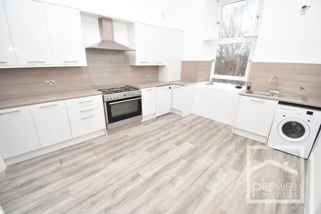 Photo 3 — 4 bedroom Top Floor Flat To Let