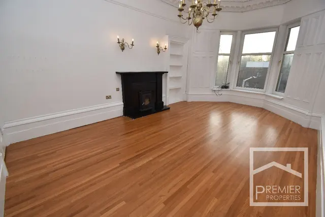 Photo 2 — 4 bedroom Top Floor Flat To Let