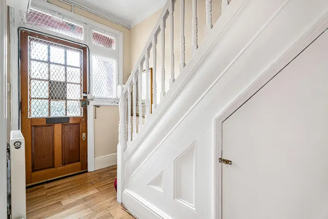 Russell Avenue, N22, photo 2