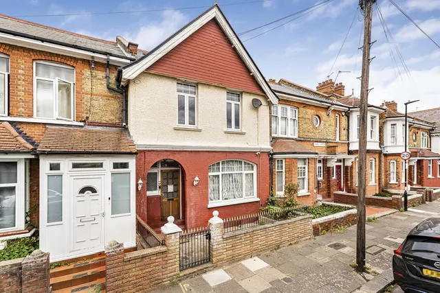 Russell Avenue, N22, photo 1