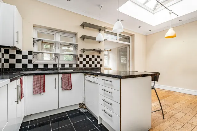 Russell Avenue, N22, photo 3