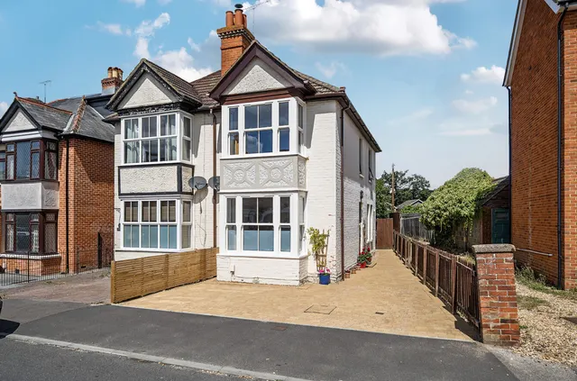 Gordon Avenue, Camberley, Surrey, GU15 2NU, photo 1