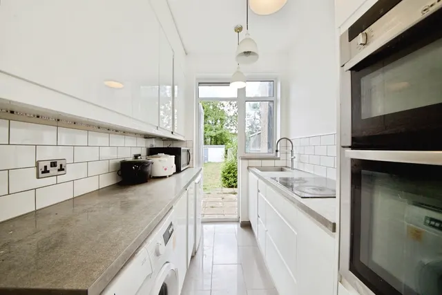 Photo 3 — Parkside Avenue, Romford, RM1