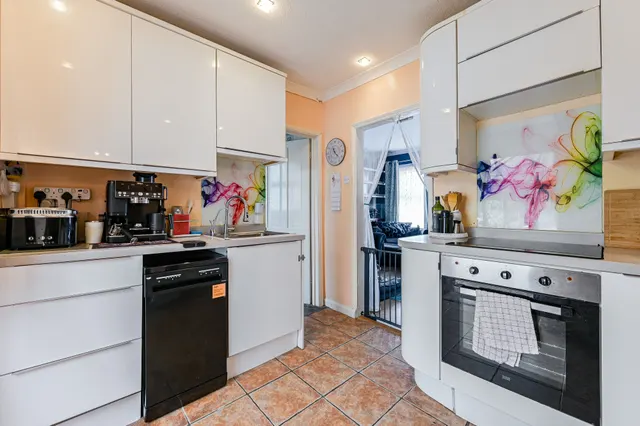 Photo 3 — 29 Romborough Way, London