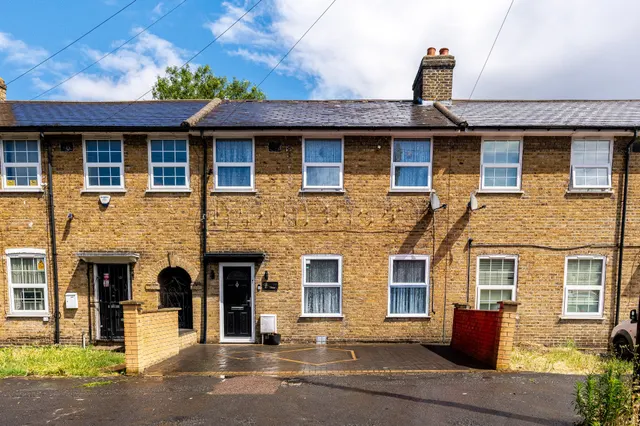 29 Romborough Way, London, photo 1
