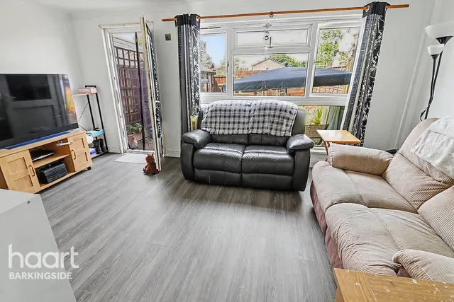 Limes Avenue, Chigwell, IG7, photo 3