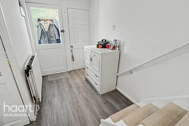 Limes Avenue, Chigwell, IG7, photo 2
