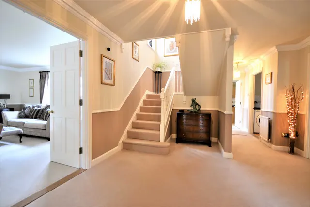 Photo 3 — Coombehurst Close, Hadley Wood, EN4 0JU