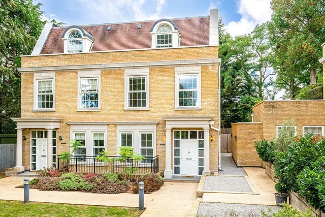Ridgewood, Weybridge, KT13, photo 1