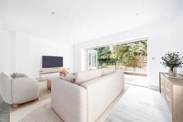 Ridgewood, Weybridge, KT13, photo 2