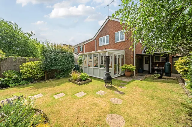 Photo 2 — Periwinkle Close, Lindford, GU35