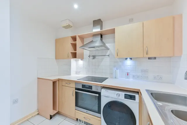 Photo 3 — 75 Catalpa Court, Hither Green Lane, London