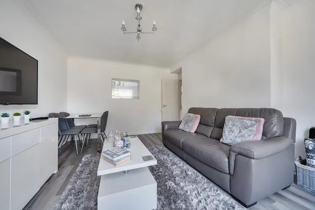 Photo 3 — The Vale, London, Greater London, N14 6BA