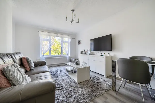 Photo 2 — The Vale, London, Greater London, N14 6BA