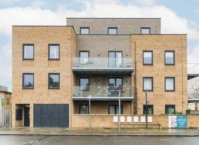 Curzon Crescent, London, NW10, photo 1