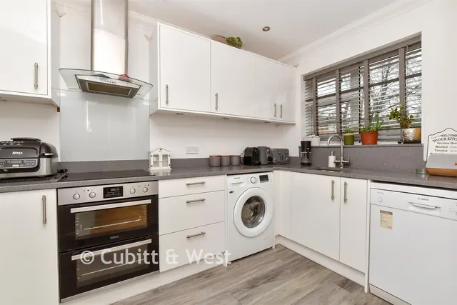 Harkness Close, Epsom, KT17, photo 1
