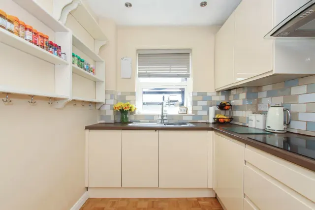 Photo 2 — Mansard Close, Tring, Hertfordshire, HP23 6DD