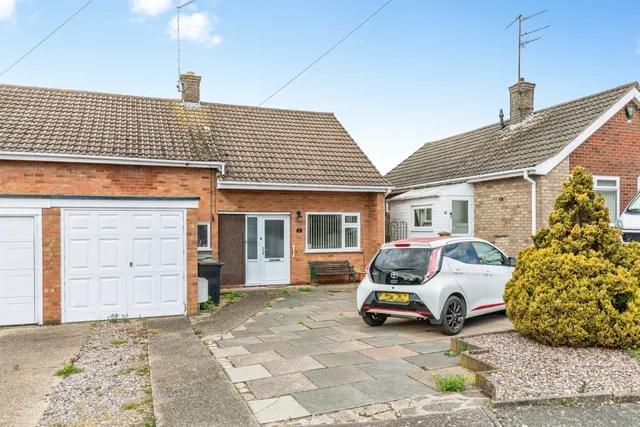 Barker Close, RUSHDEN, photo 1
