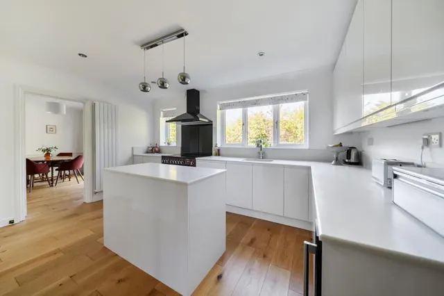 Bishops Grove, Windlesham, GU20, photo 2