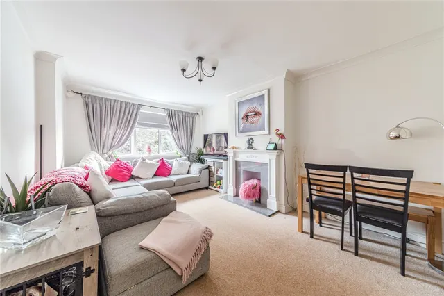 High Road, Byfleet, photo 1