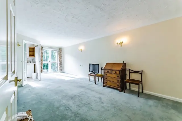 Bourne Court, Croydon Road, Caterham, Surrey, CR3, photo 1