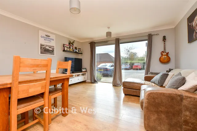 Canalside, Redhill, RH1, photo 2