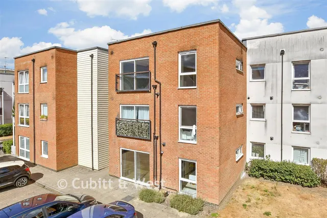 Canalside, Redhill, RH1, photo 1
