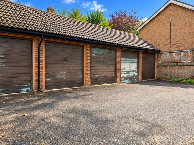 Wimborne Close, Worcester Park, KT4, photo 2