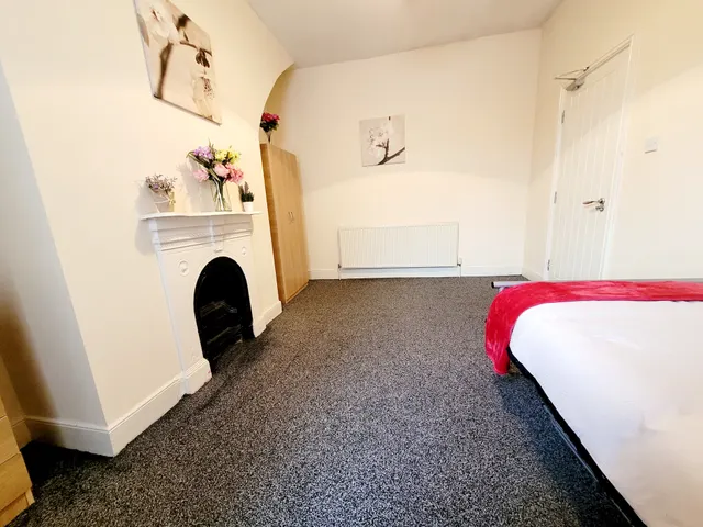 Photo 2 — Room 4, Liverpool Road, Eccles, M30