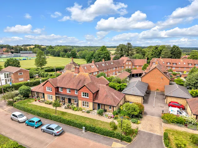 Horsham, RH13, photo 1