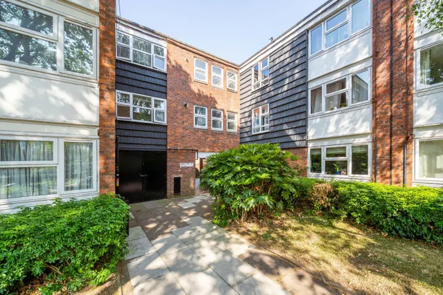 3 bedroom flat — Wayford Street, London, SW11