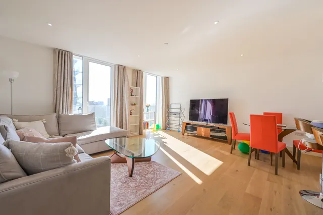 Flat 610, Ariel House, 144 Vaughan Way, London, photo 1