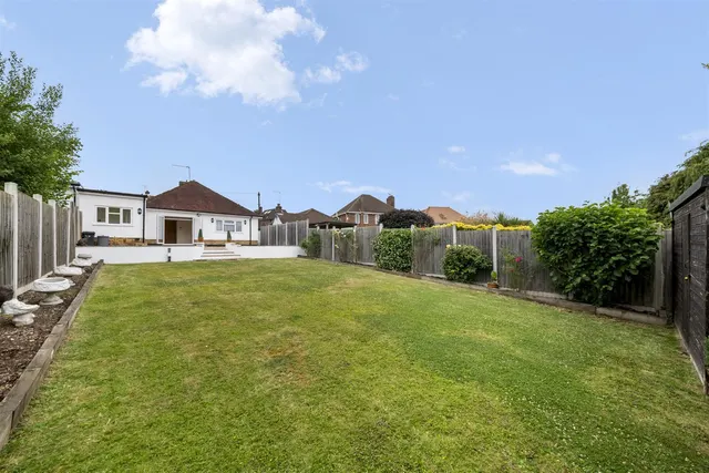 Dean Close, Uxbridge, photo 1