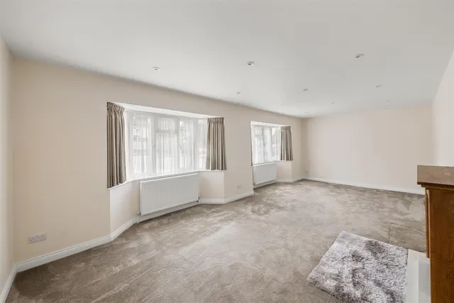 Dean Close, Uxbridge, photo 3