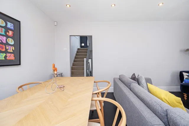 Photo 2 — 95b Powerscroft Road, London