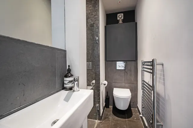 Photo 3 — 95b Powerscroft Road, London