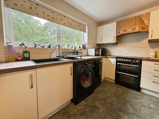 Photo 2 — Hailstone Road, Basingstoke, Hampshire, RG21 5RY