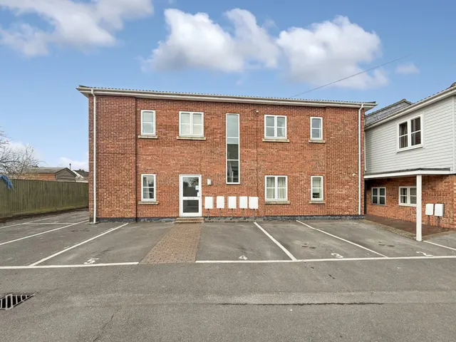 Barclay Court, Warminster, photo 1