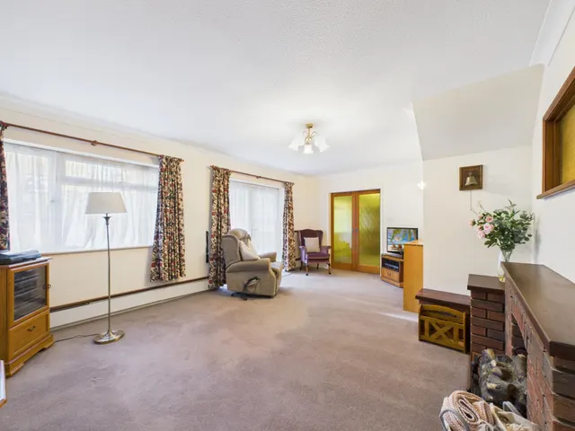 Photo 3 — Holybrook Crescent, Southcote, Reading, RG30