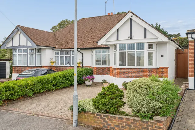 Castle Close, Bushey, WD23, photo 1