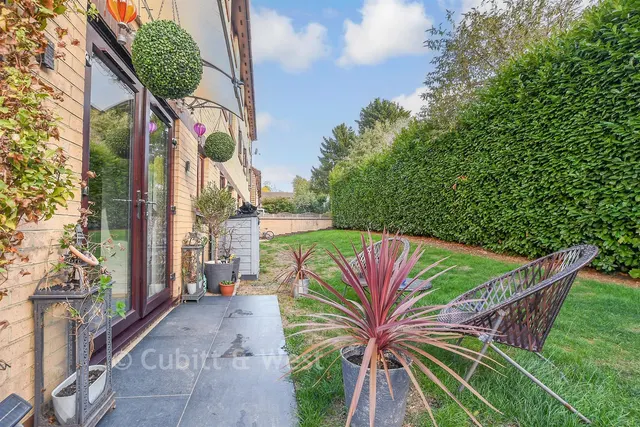 Canons Close, Reigate, RH2, photo 2