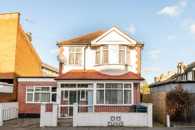 137 Links Road, London, photo 1